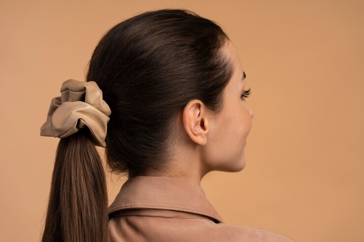 kerusakan rambut karena kunciran, rambut rontok parah, tips rambut sehat berhijab, cara mengikat rambut tanpa merusak, perawatan rambut ibu menyusui, rambut patah karena ikat rambut, rambut rusak karena jilbab, mengatasi rambut rontok setelah melahirkan